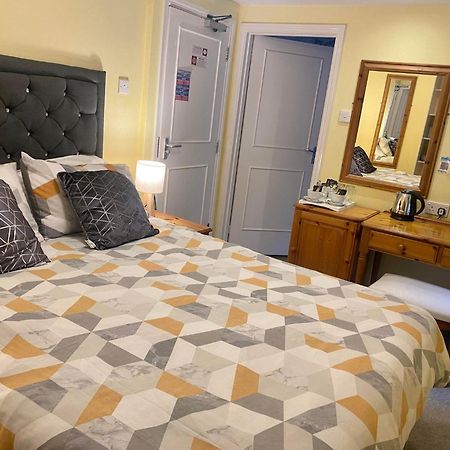 The Farmers Arms Сент-Меррин Номер фото