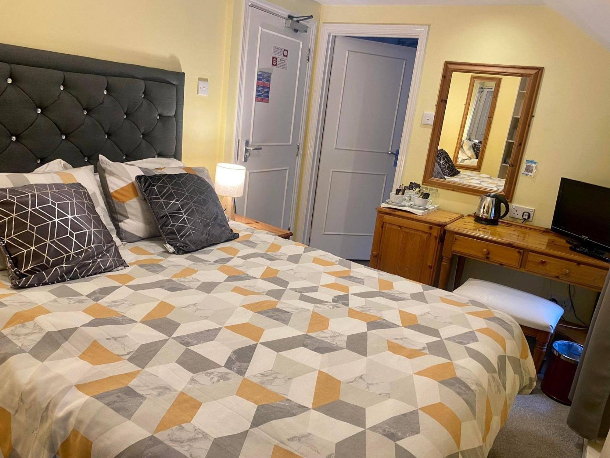 The Farmers Arms Сент-Меррин Номер фото